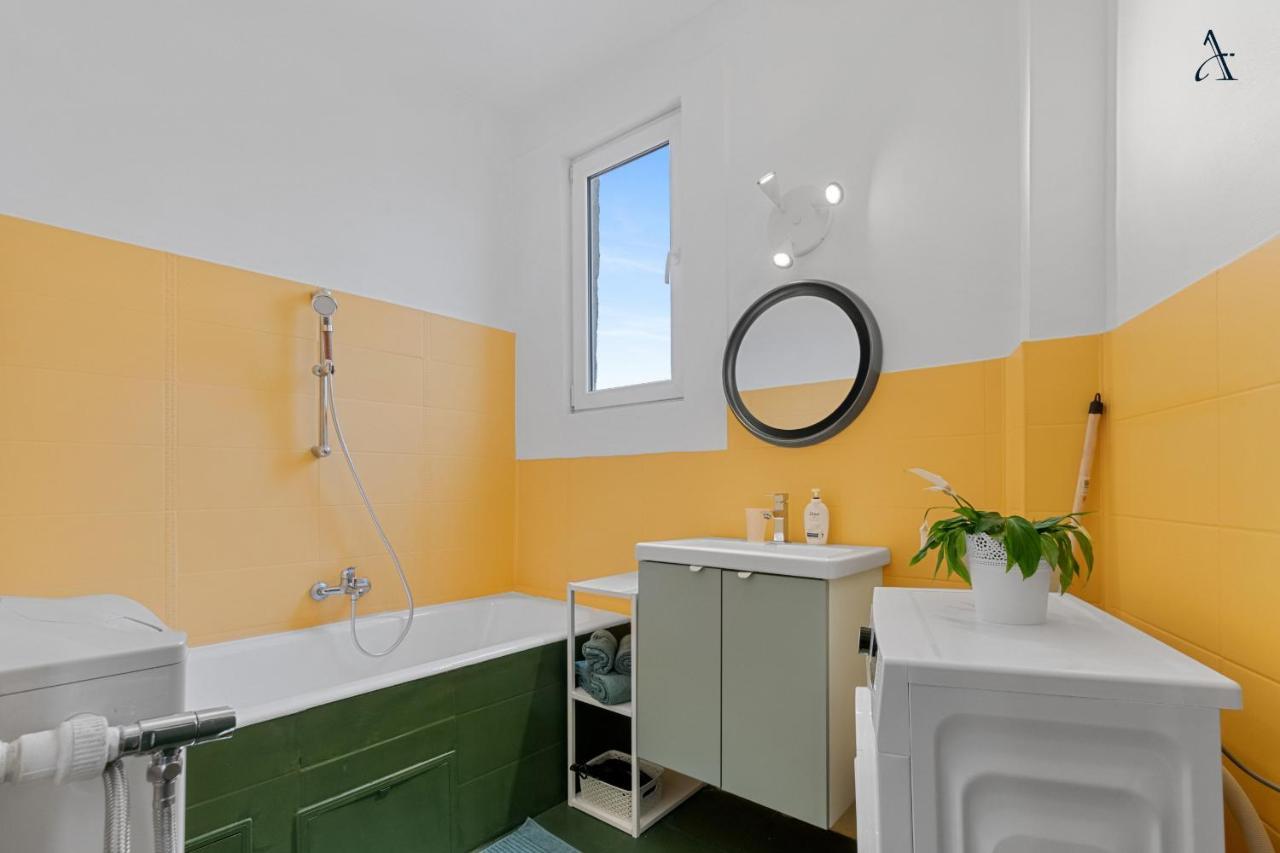 11 Apartments Bukares Bagian luar foto
