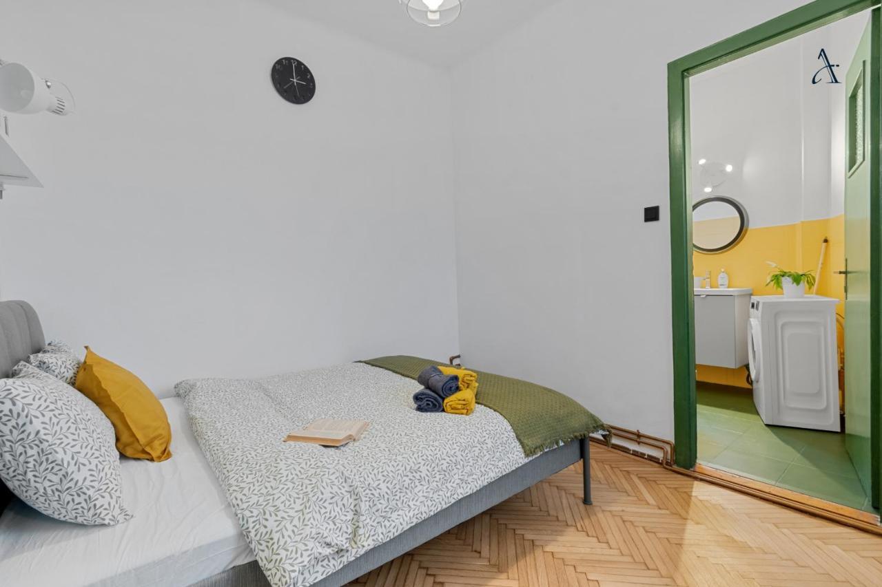 11 Apartments Bukares Bagian luar foto
