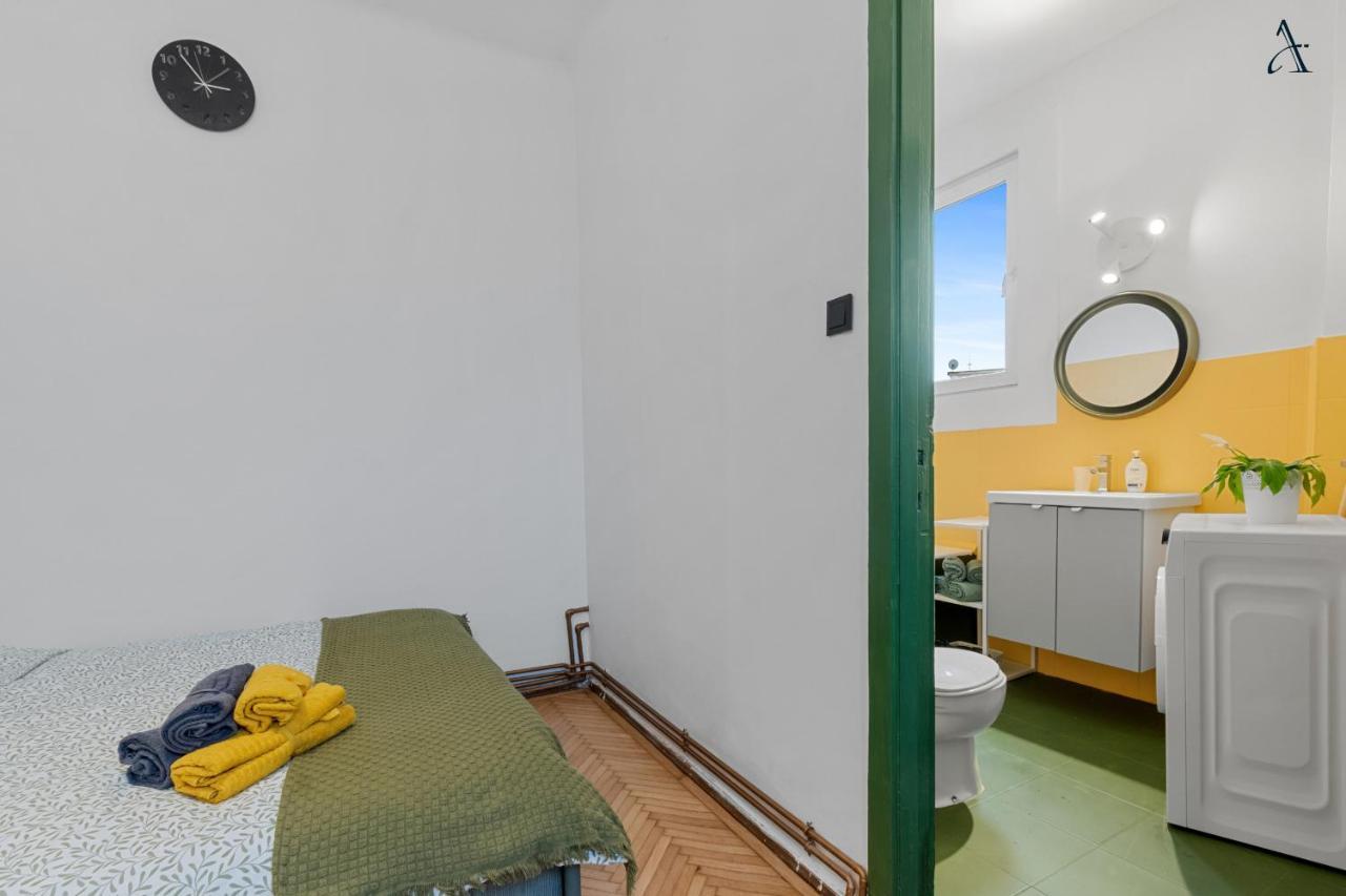 11 Apartments Bukares Bagian luar foto
